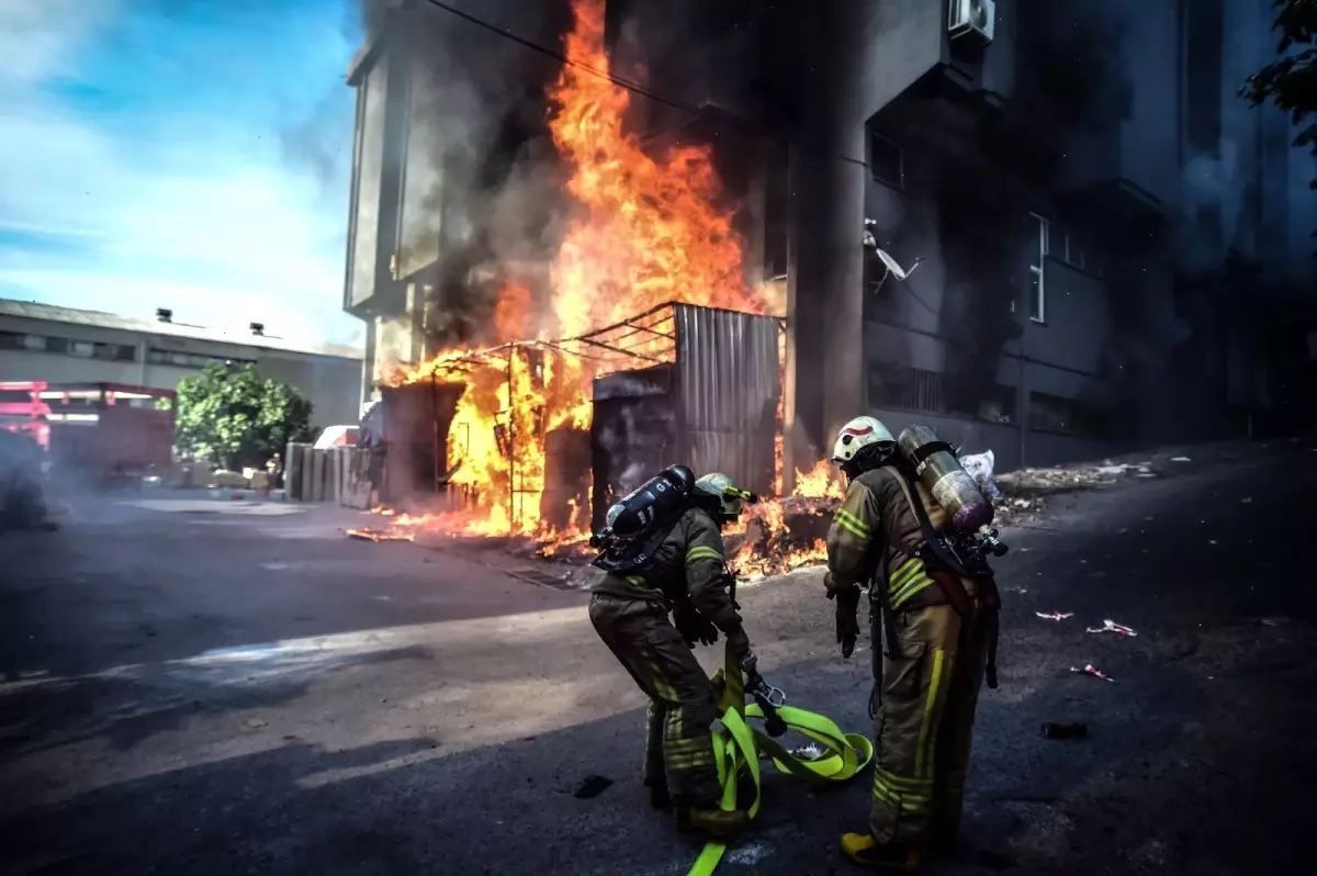 Bahçelievler'de yatak ve baza imalathanesinde yangın çıktı
