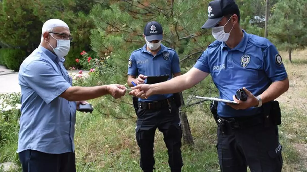 Cami imamı, bahçede paklık yaptığı sırada bulduğu altınları polise teslim etti