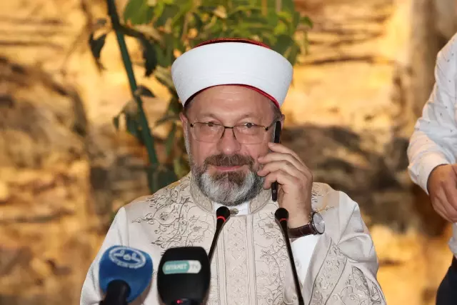 Son dakika haberleri: DİYARBAKIR - Cumhurbaşkanı Erdoğan, Diyanet İşleri Başkanlığının Diyarbakır'daki programında iştirakçilere telefonla hitap etti