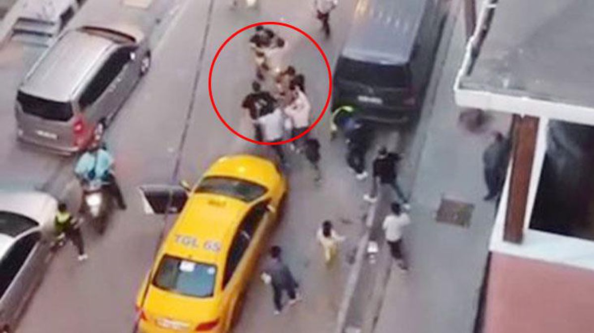 Müşterisiyle tartışan taksici, ortalığı savaş alanına çevirdi! O anlar kamerada
