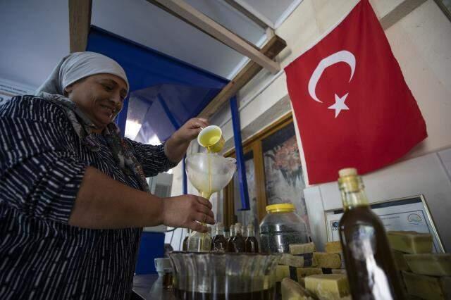 Konutunun ahırında ürettiği çitlembik yağını, kilosu 200 liradan Türkiye'nin dört bir yanına satıyor