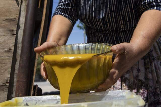 Konutunun ahırında ürettiği çitlembik yağını, kilosu 200 liradan Türkiye'nin dört bir yanına satıyor