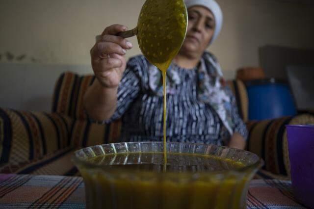 Konutunun ahırında ürettiği çitlembik yağını, kilosu 200 liradan Türkiye'nin dört bir yanına satıyor