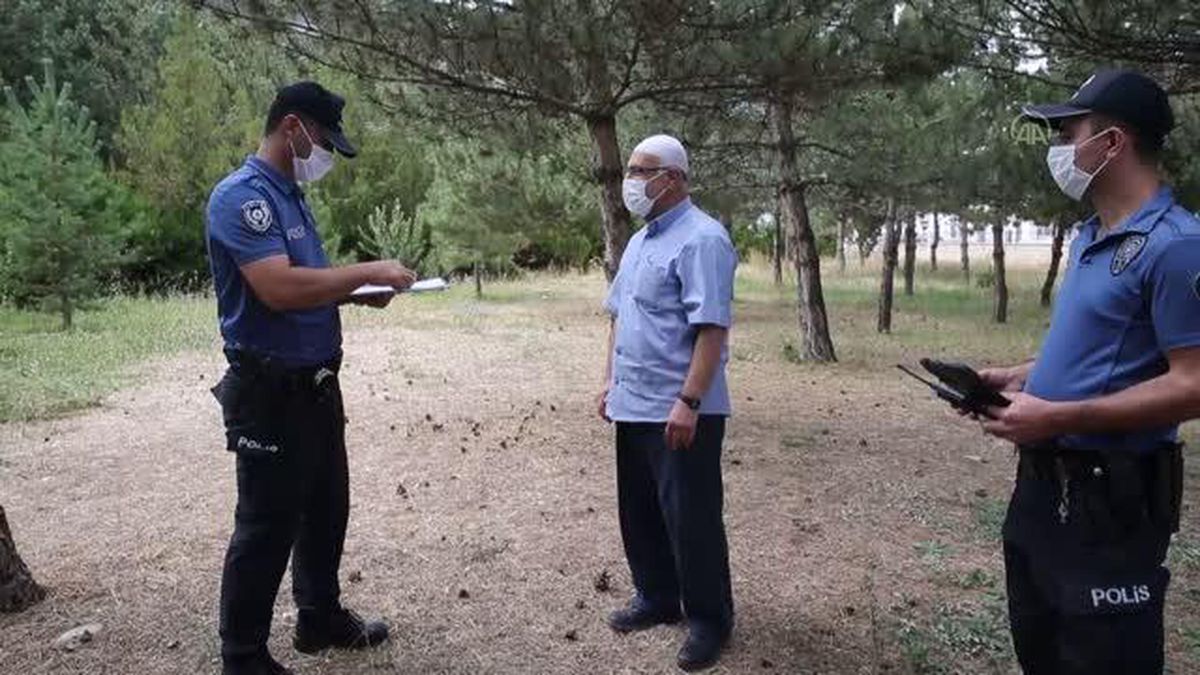 İmam cami bahçesinde bulduğu altınları polise teslim etti
