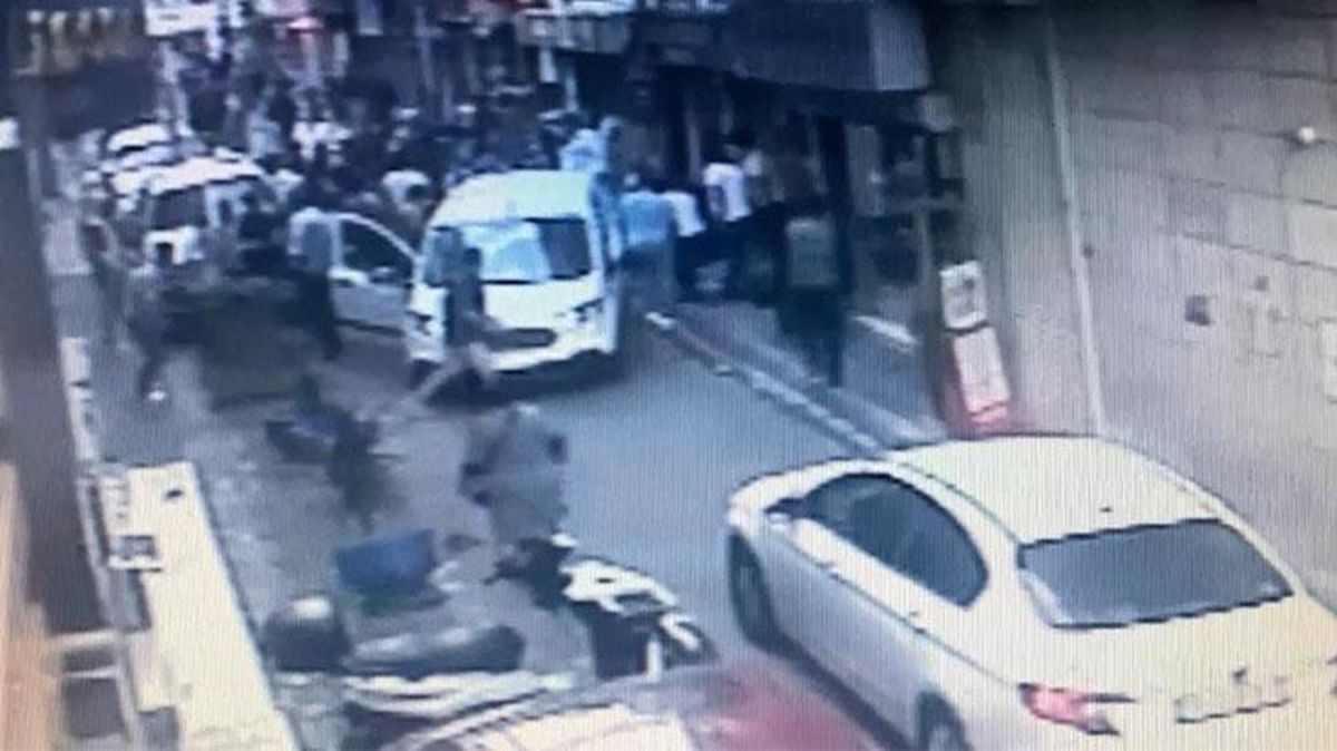 İstanbul'da dehşet anları: Aracın altında kalan kadını böyle kurtardılar