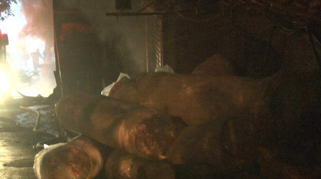 İstanbul'da yanan yatak fabrikası 5 saatlik çalışmanın sonunda söndürüldü