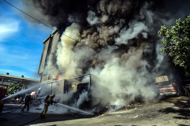 istanbul da yatak fabrikasi alev alev yandi 15 14392566 o