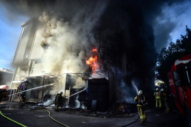 istanbul da yatak fabrikasi alev alev yandi 17 14392566 o