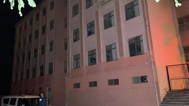 Okul yangın var ihbarı itfaiye ve polisi harekete geçirdi