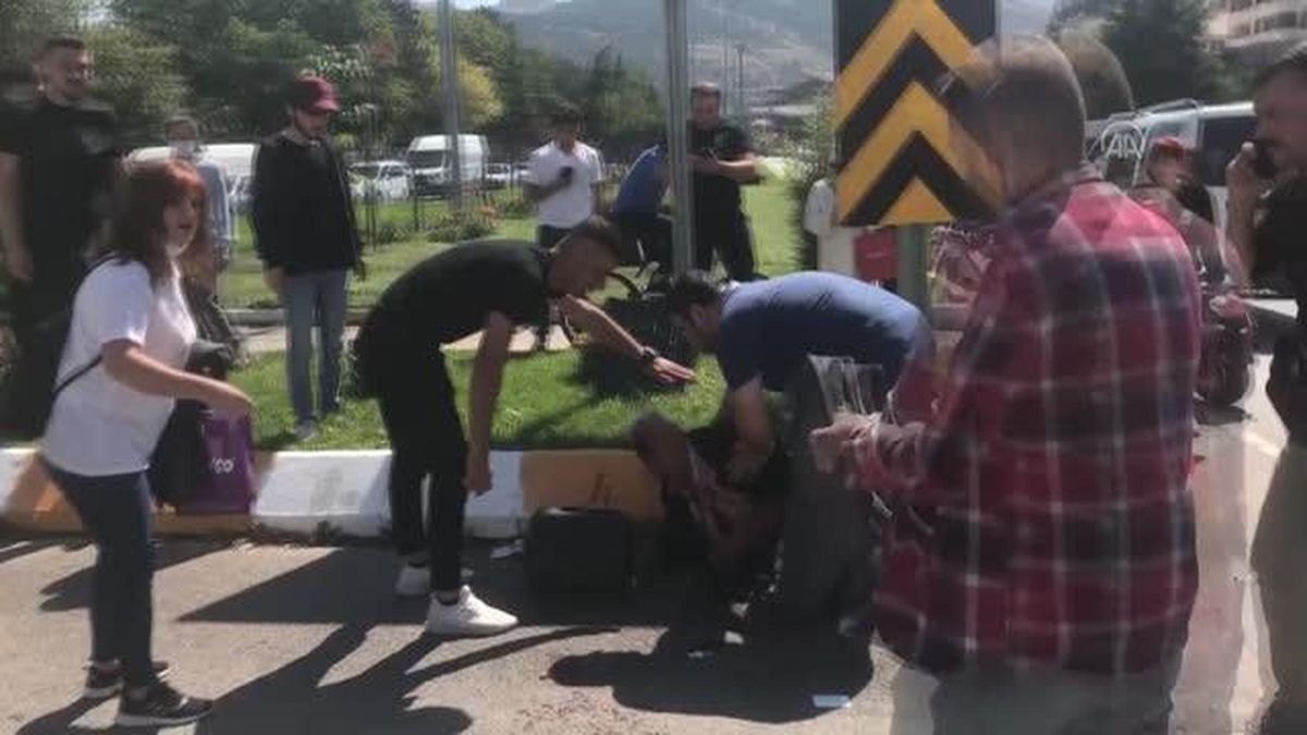 Otomobille çarpışan motosikletin sürücüsüne vatandaşlar yardım etti