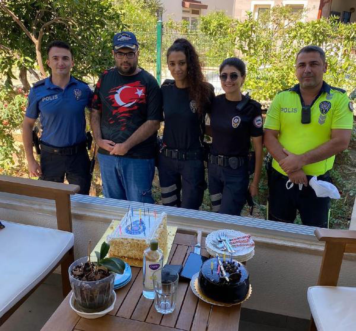 POLİSTEN ENGELLİ GENCE PASTALI DOĞUM GÜNÜ SÜRPRİZİ