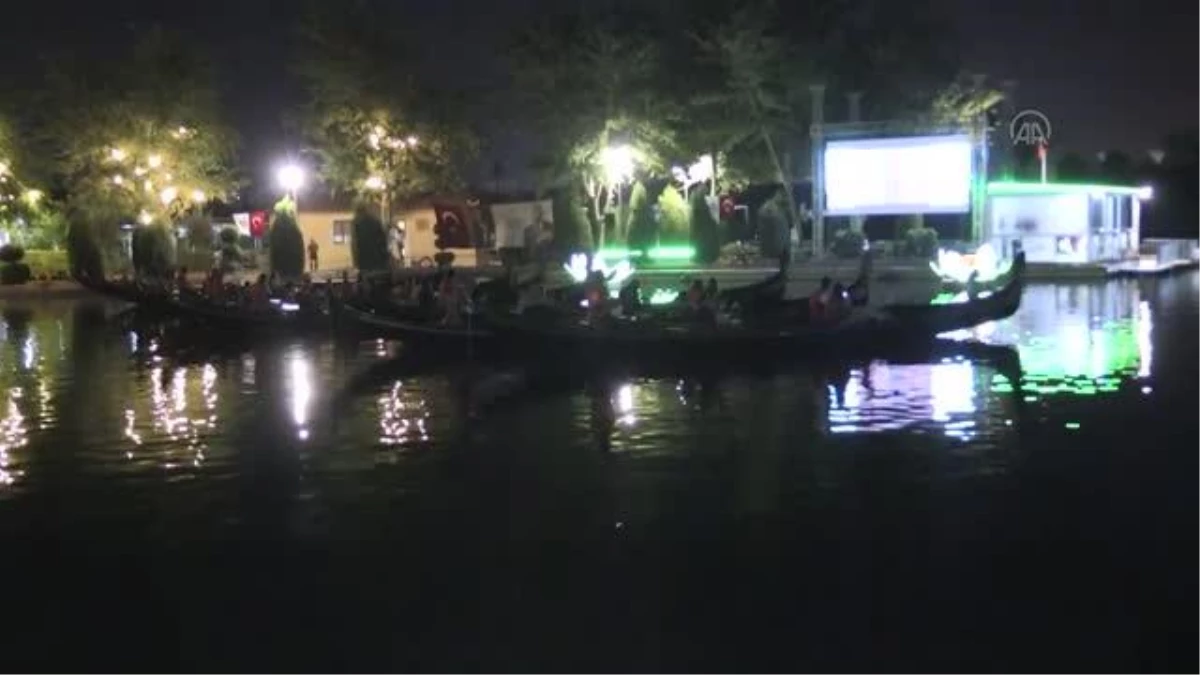Seyhan Irmağı üzerinde gondolda sinema izleme keyfi