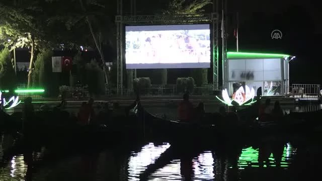 Seyhan Irmağı üzerinde gondolda sinema izleme keyfi