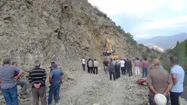 Yol çalışması sırasında acı olay! Dağdan kopan kayaların altında kalan operatör can verdi