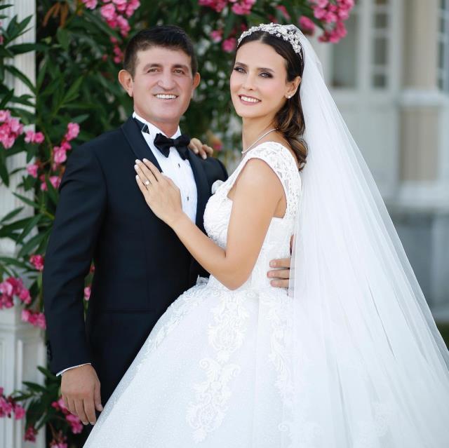 3 sene evvel nikah masasına oturan Fatoş Kabasakal ve Erkan Kayhan düğün yaptı