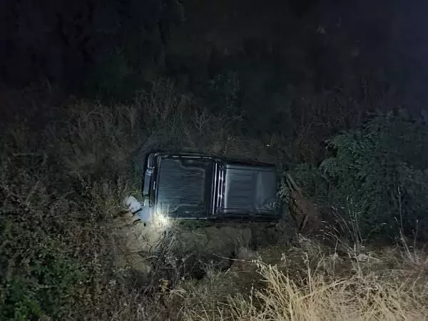 Son dakika haberi! 80 metrelik şarampole uçan pikabın sürücüsü hayatını kaybetti
