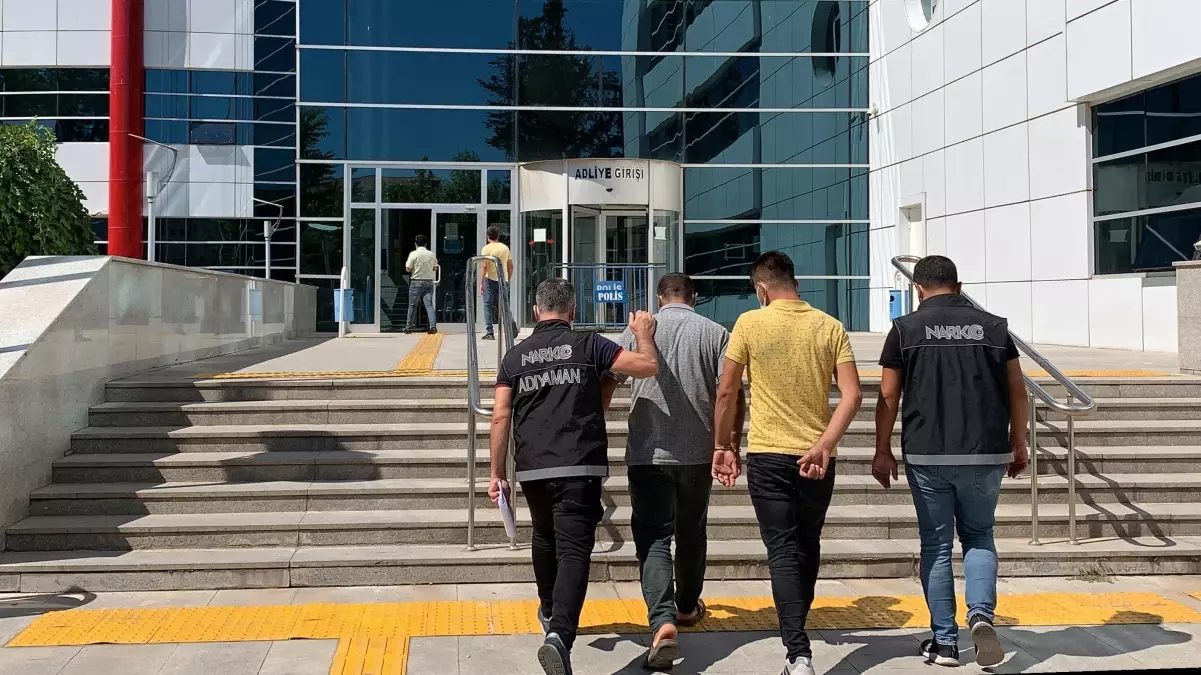 Adıyaman'da uyuşturucu operasyonunda yakalanan 4 zanlı adliyede