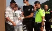 Vefalı dost ve polislerden alkışlanan hareket! Ailesi tarafından terk edilen genç intihardan vazgeçirildi