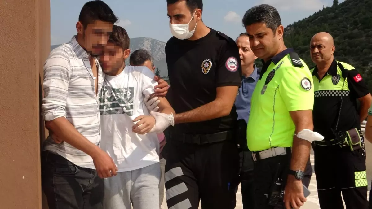Vefalı dost ve polislerden alkışlanan hareket! Ailesi tarafından terk edilen genç intihardan vazgeçirildi