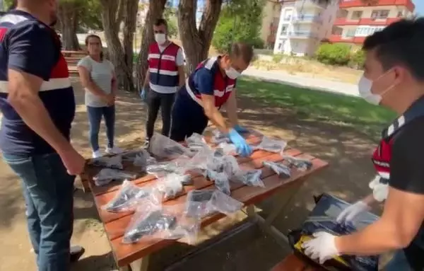 ALIŞVERİŞ POŞETİNDE TABANCALARLA YAKALANAN 2 ŞÜPHELİ ADLİYEDE