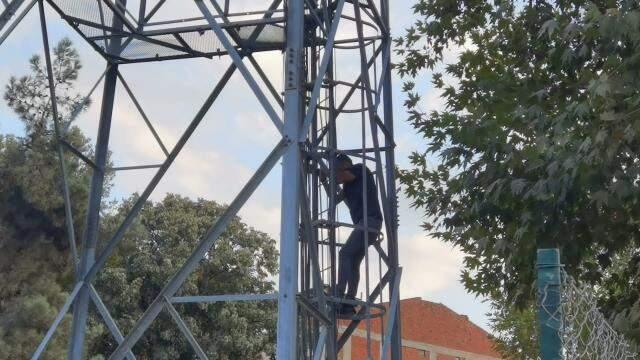 Alkolü alınca dünyadan koptu! 10. katta sızan şahıs polislerin seslenmesiyle uyandı