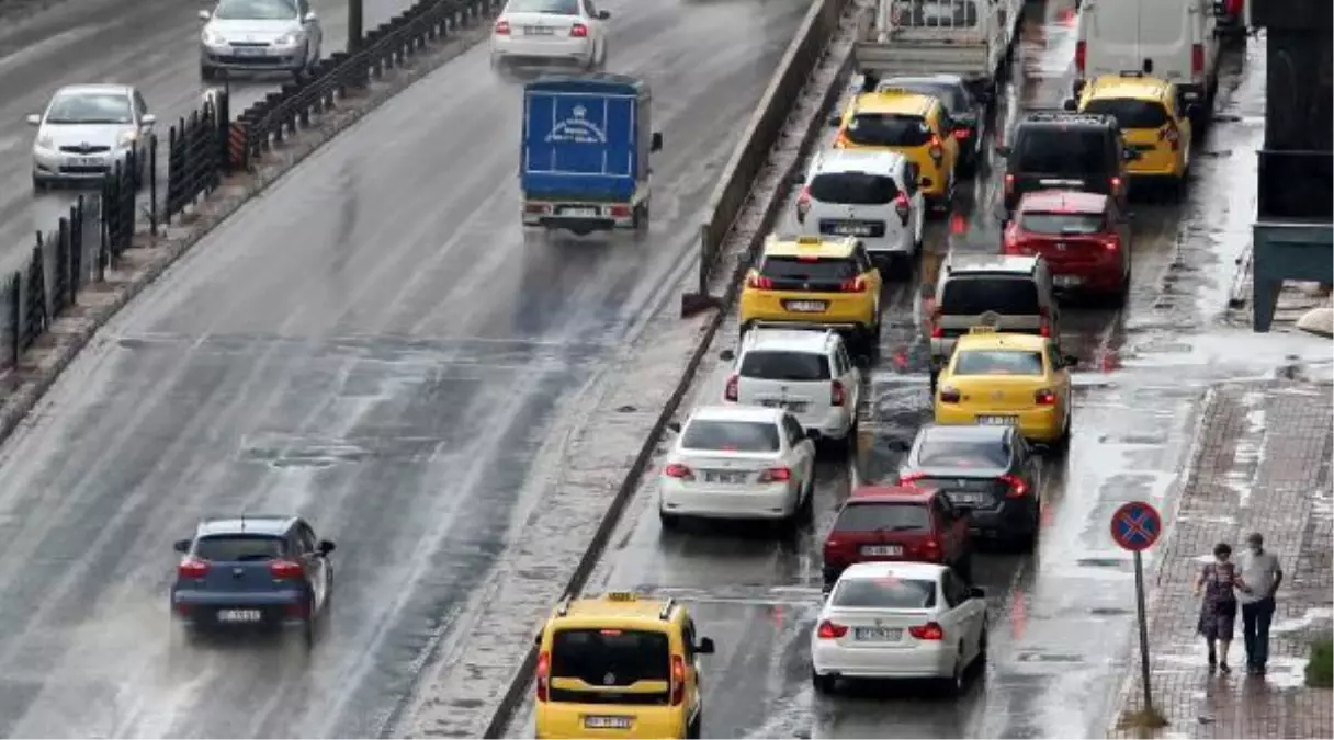Antalyalılar sağanağa hazırlıksız yakalandı