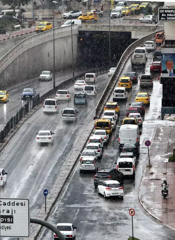 Antalyalılar sağanağa hazırlıksız yakalandı