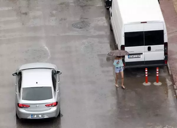 Antalyalılar sağanağa hazırlıksız yakalandı
