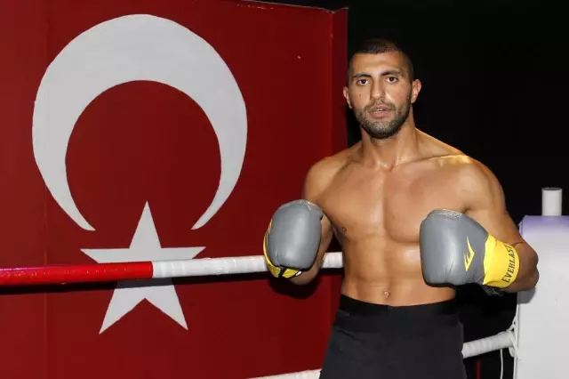 Azerbaycanlı Aykhan Mammadov, profesyonel ringlere dönmenin mutluluğunu yaşıyor