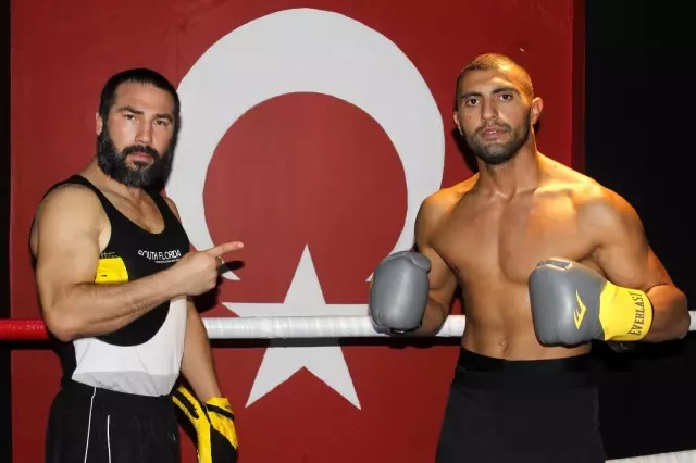 Azerbaycanlı Aykhan Mammadov, profesyonel ringlere dönmenin mutluluğunu yaşıyor