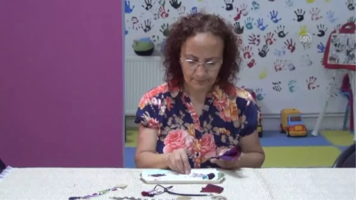 BALIKESİR - Sındırgı'da ipe dizilen boncuklardan Yağcıbedir halısının minyatürü üretildi