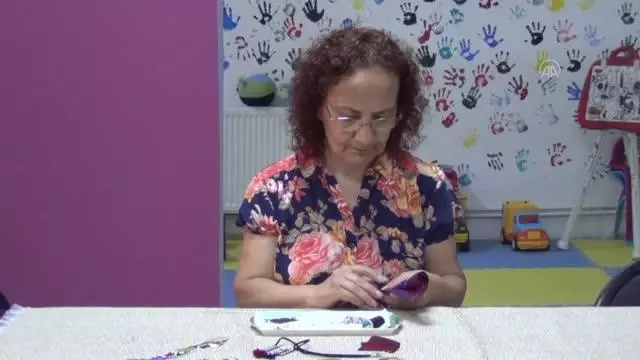 BALIKESİR - Sındırgı'da ipe dizilen boncuklardan Yağcıbedir halısının minyatürü üretildi