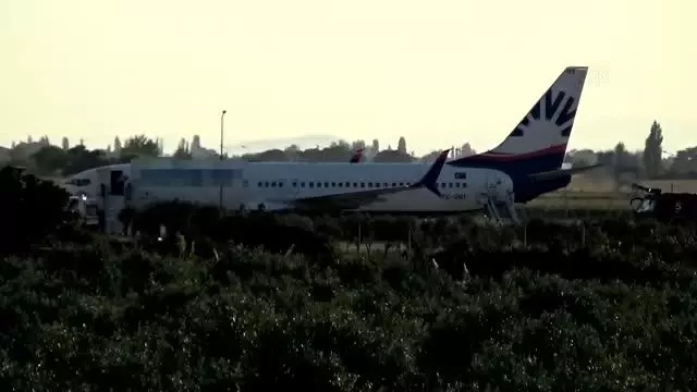 BALIKESİR - Yolcusu rahatsızlanan uçak zorunlu iniş yaptı