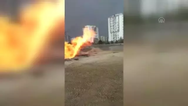 Başkentte iş makinesinin doğal gaz borusunu delmesi üzerine çıkan yangın söndürüldü