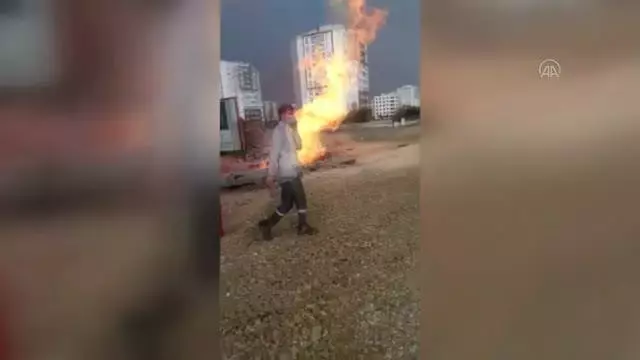 Başkentte iş makinesinin doğal gaz borusunu delmesi üzerine çıkan yangın söndürüldü