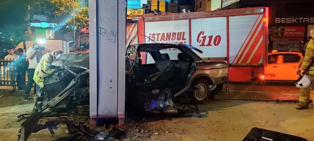 Beşiktaş'ta demir korkuluklara çarpan otomobil hurdaya döndü