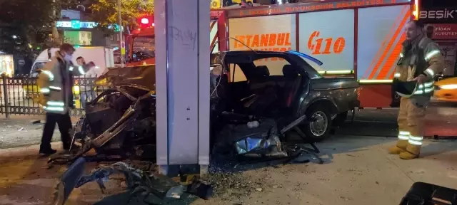 Beşiktaş'ta demir korkuluklara çarpan otomobil hurdaya döndü