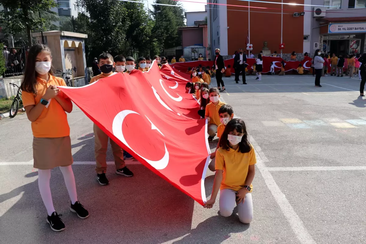 Bolu'da İlköğretim Haftası kutlamalarında 200 metre uzunluğunda Türk bayrağı açıldı
