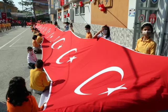 Bolu'da İlköğretim Haftası kutlamalarında 200 metre uzunluğunda Türk bayrağı açıldı