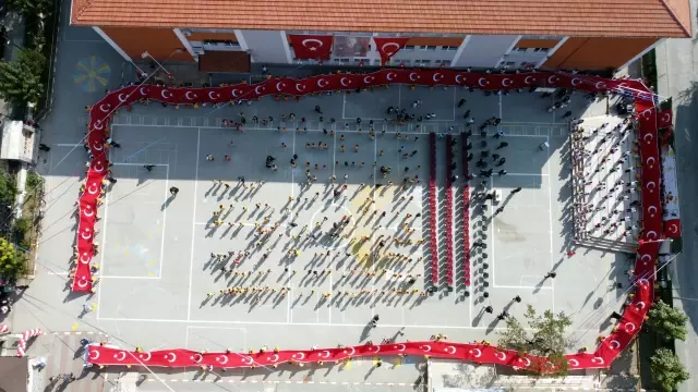 Bolu'da İlköğretim Haftası kutlamalarında 200 metre uzunluğunda Türk bayrağı açıldı
