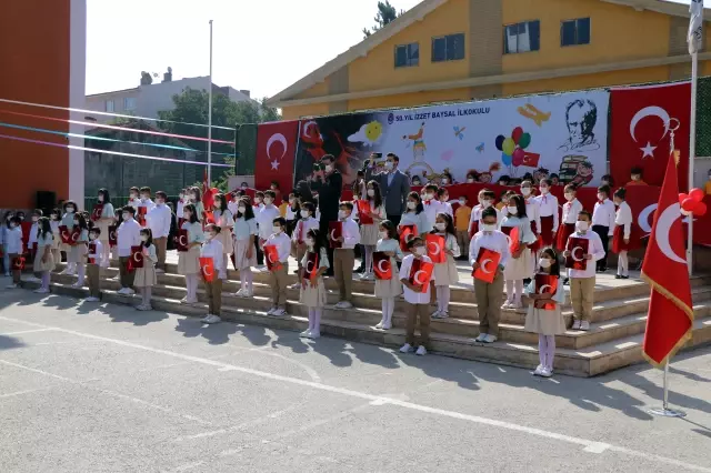 Bolu'da İlköğretim Haftası kutlamalarında 200 metre uzunluğunda Türk bayrağı açıldı
