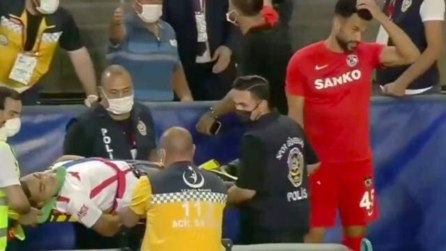 Caulker'ın attığı formayı almak isterken tribünden düşen Gaziantepli taraftar, hastanelik oldu