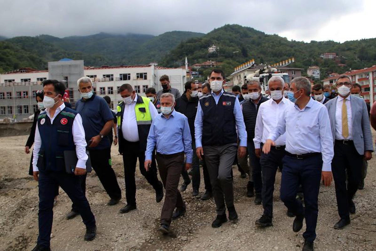 Çevre ve Şehircilik Bakanı Kurum, sel felaketinin yaşandığı Bozkurt'ta incelemelerde bulundu