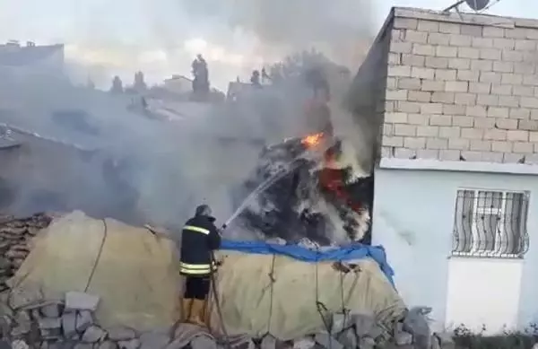 Çocuklar bahçede oynarken 350 balya otu yaktı