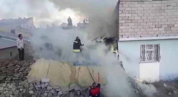 Çocuklar bahçede oynarken 350 balya otu yaktı