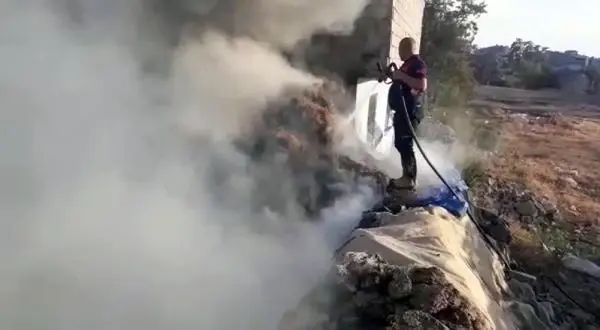Çocuklar bahçede oynarken 350 balya otu yaktı