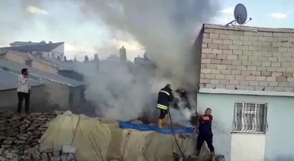 Çocuklar bahçede oynarken 350 balya otu yaktı