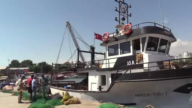 Denizden uzak kalan Mersinli balıkçılar vira bismillah demek için hazırlıklarını tamamladı