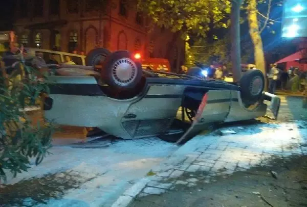 Direksiyonda rahatsızlanan epilepsi hastası kaza yaptı: 2'si çocuk 3 yaralı