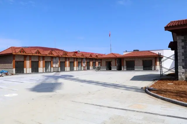 Dünyanın en büyük çay bardağının camları takılmaya başladı